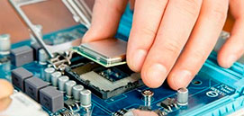 Pessoa fazendo Upgrade no Computador