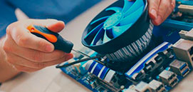 Pessoa Consertando o Computador