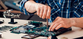 Pessoa Consertando o Notebook