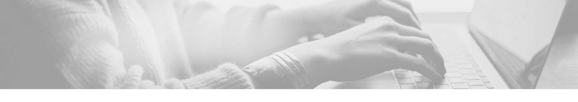 Pessoa Mexendo do Notebook